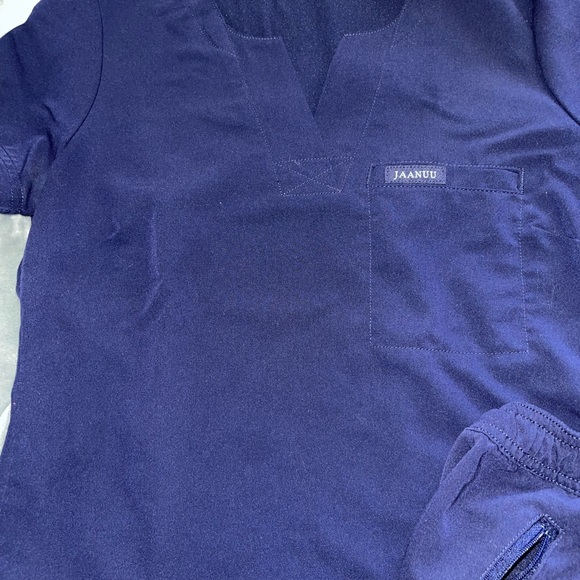 Jaanuu scrubs * top and bottom Included* - Picture 2 of 3